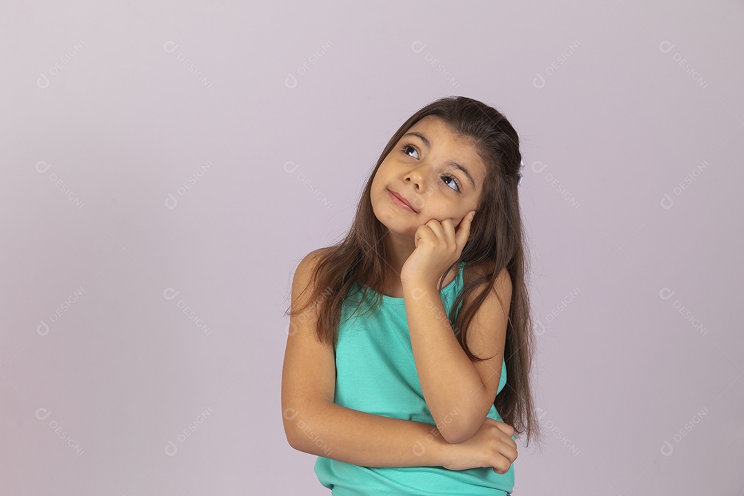 Linda Menina criança garotinha sobre fundo isolado branco