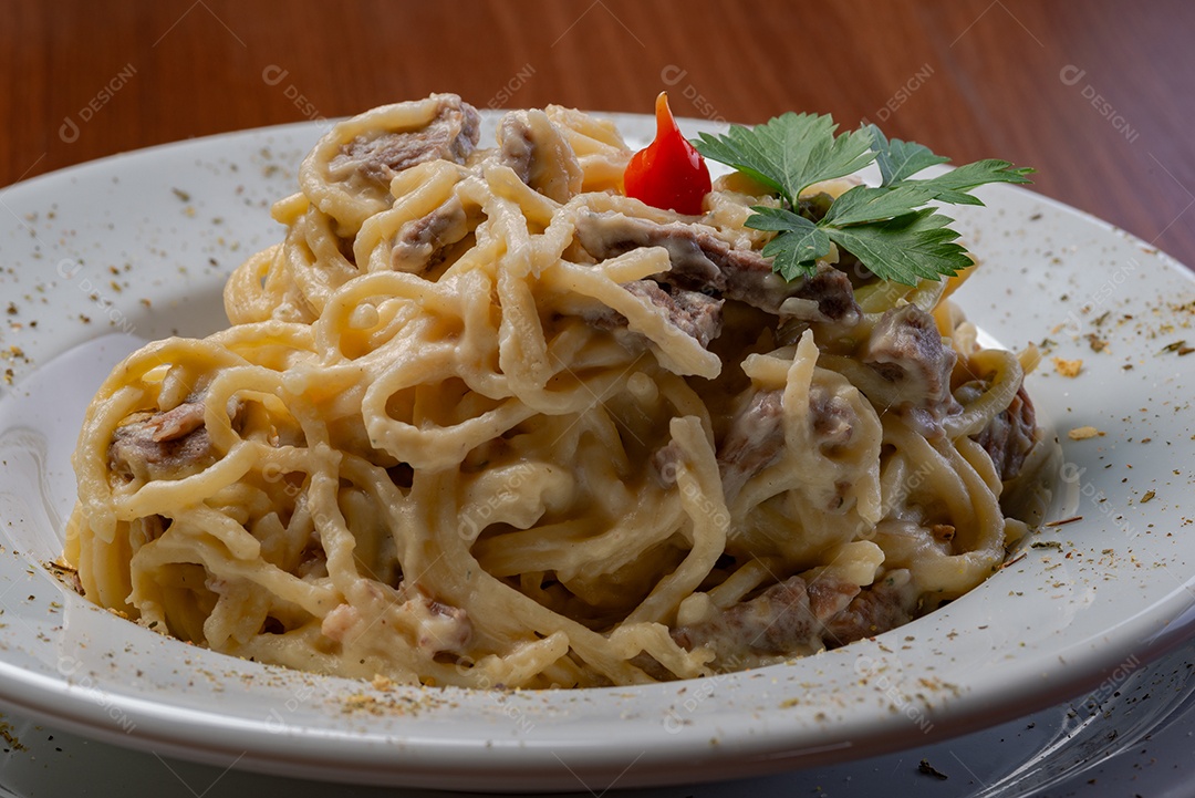 Espaguete ao molho quatro queijos e filé mignon.