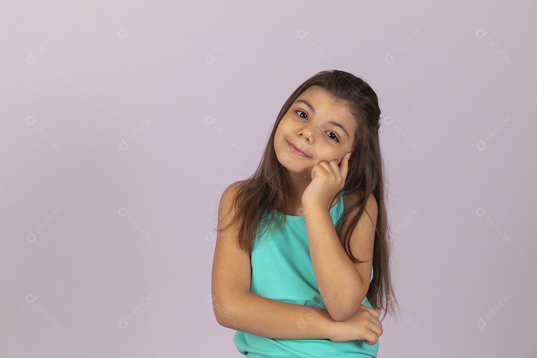 Linda Menina criança garotinha sobre fundo isolado branco