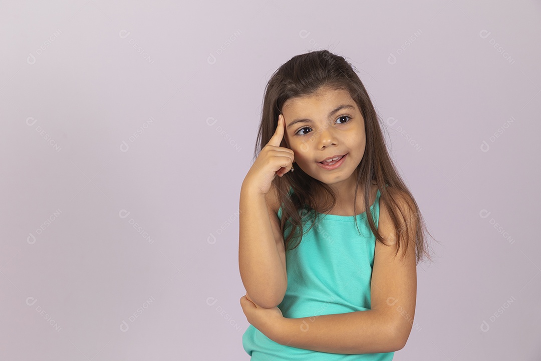 Linda Menina criança garotinha sobre fundo isolado branco