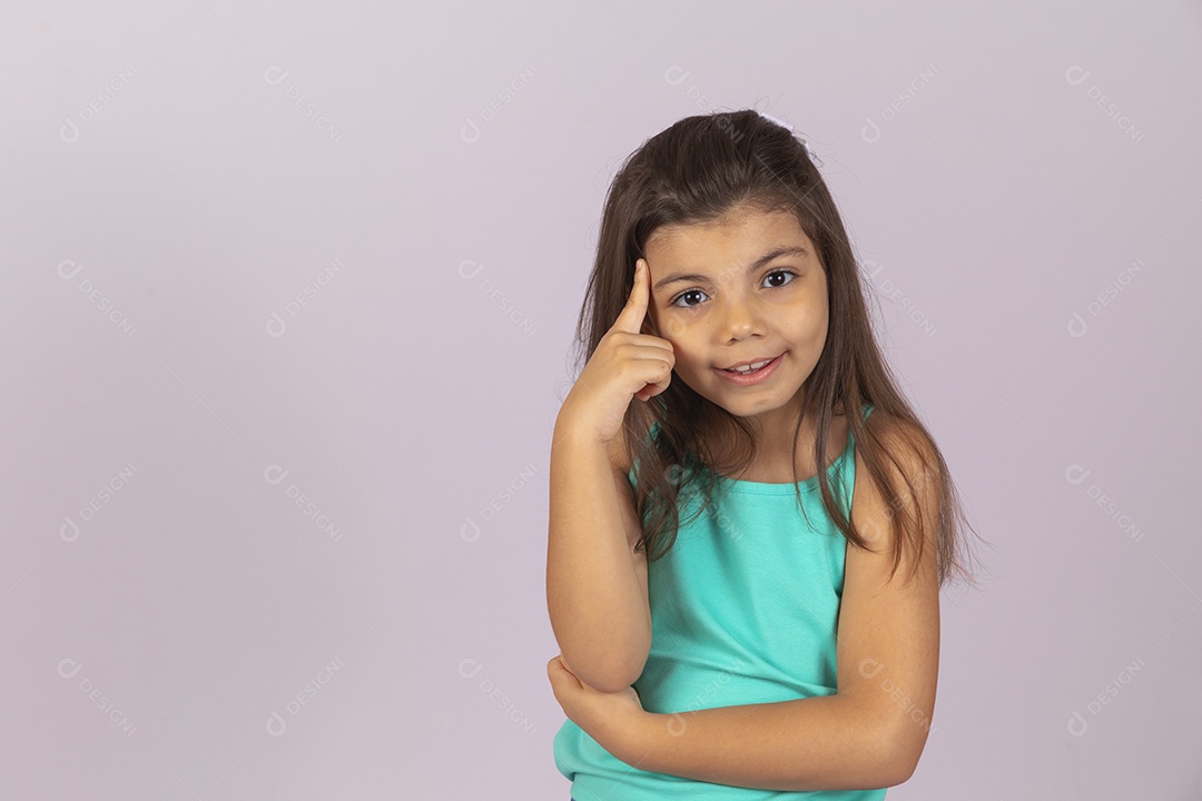 Linda Menina criança garotinha sobre fundo isolado branco