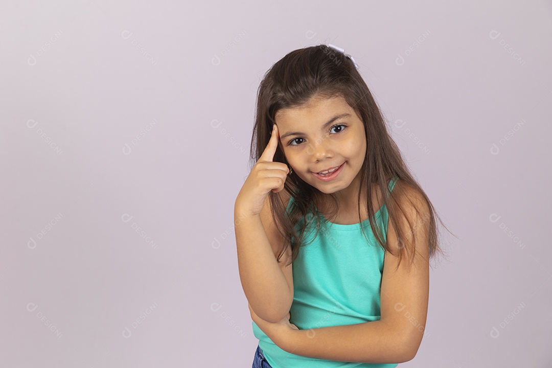 Linda Menina criança garotinha sobre fundo isolado branco