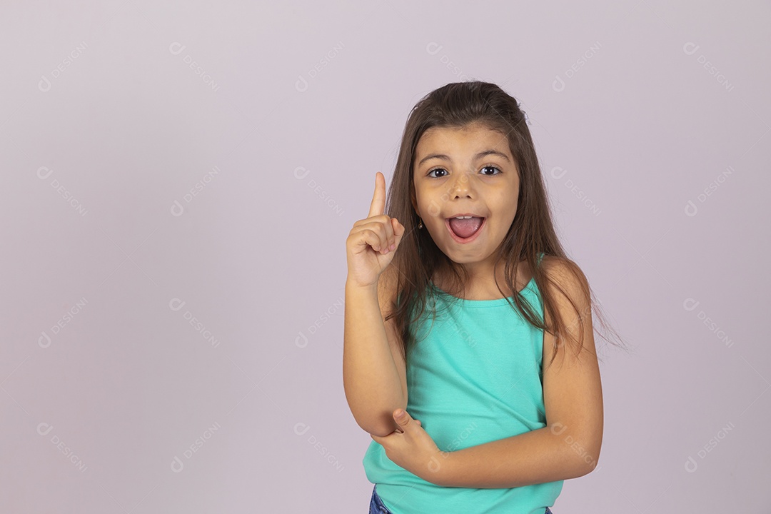 Linda Menina criança garotinha sobre fundo isolado branco