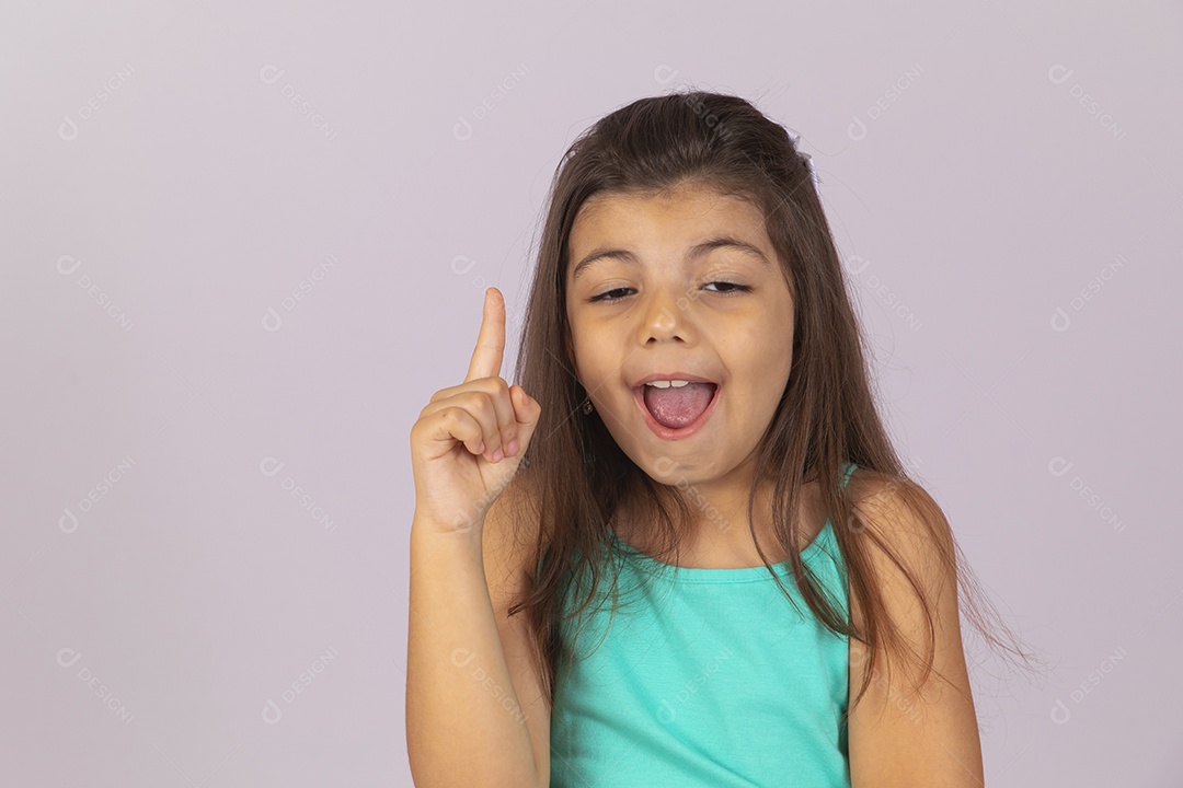 Linda Menina criança garotinha sobre fundo isolado branco