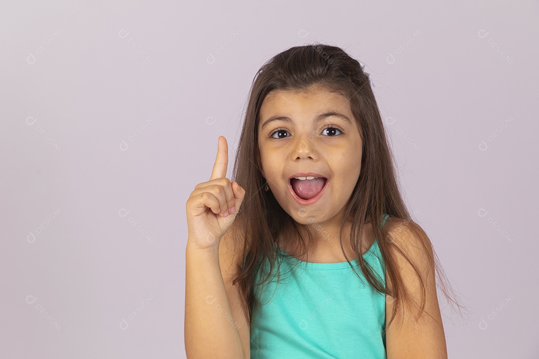 Linda Menina criança garotinha sobre fundo isolado branco
