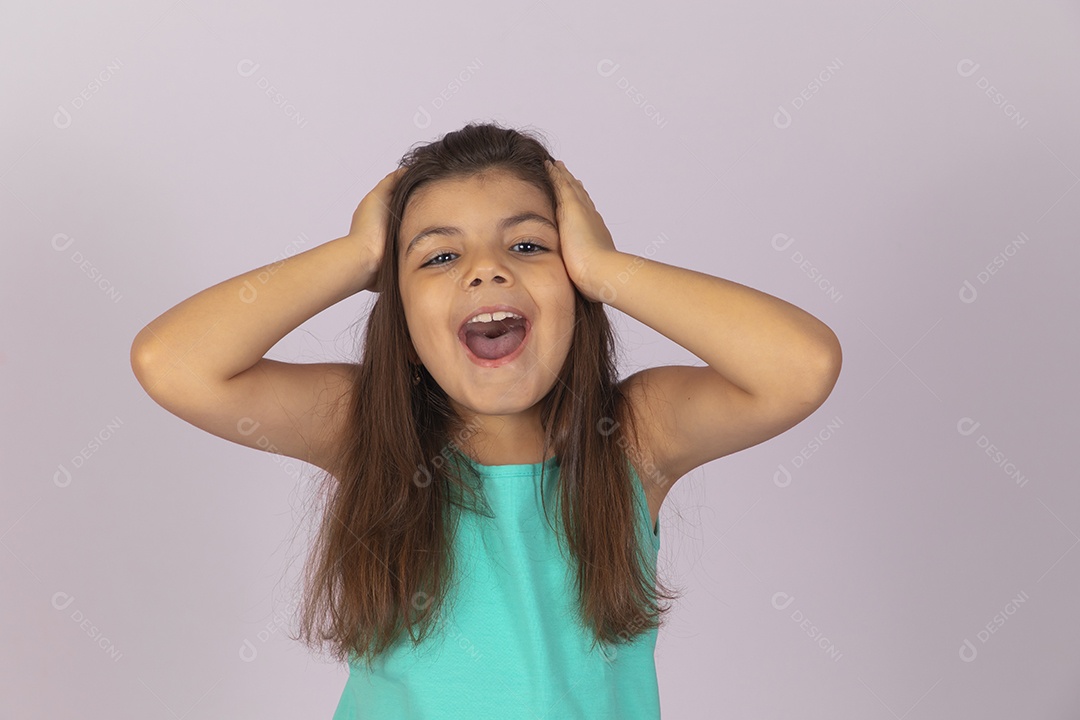 Linda Menina criança garotinha sobre fundo isolado branco