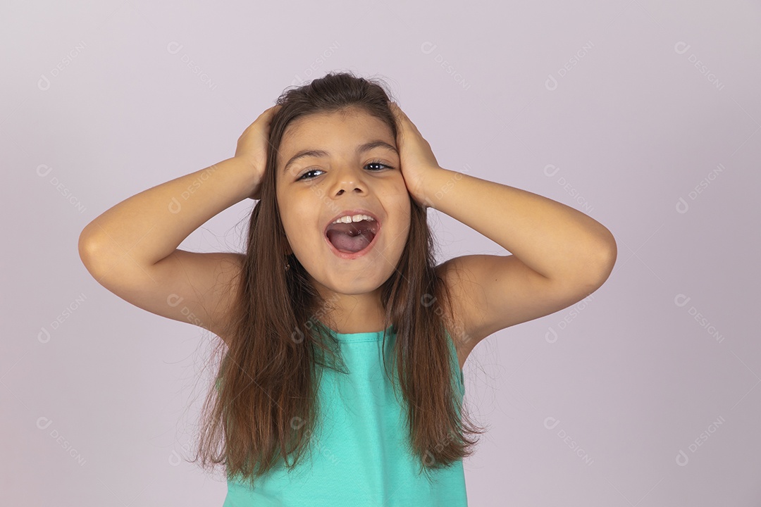 Linda Menina criança garotinha sobre fundo isolado branco