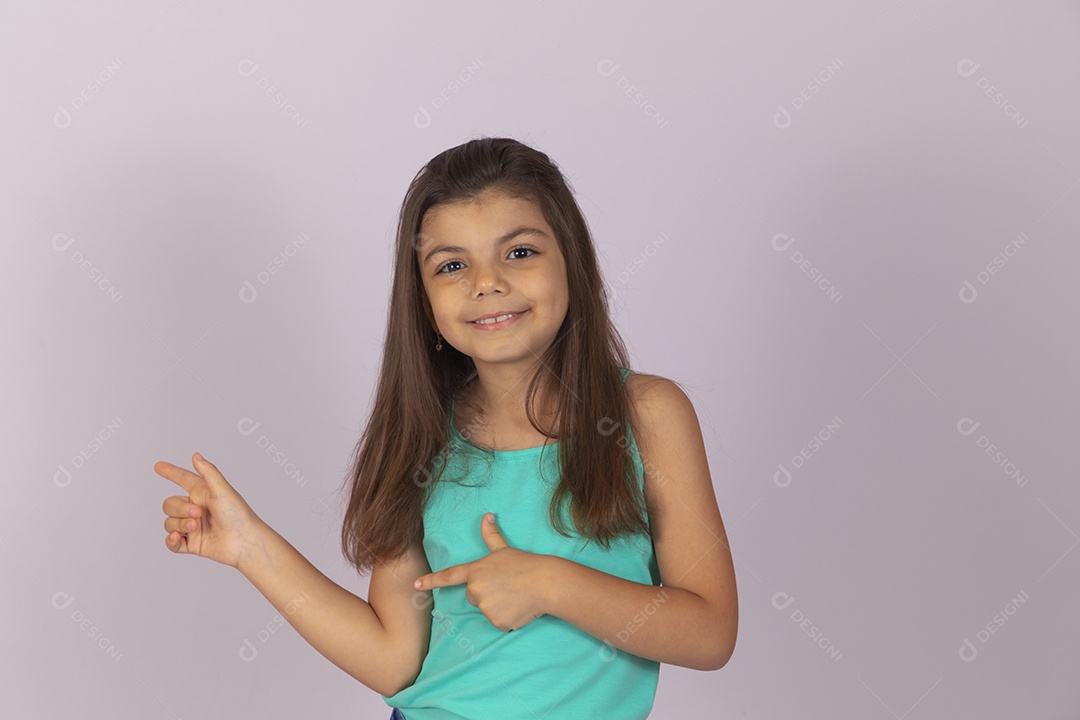 Linda Menina criança garotinha sobre fundo isolado branco