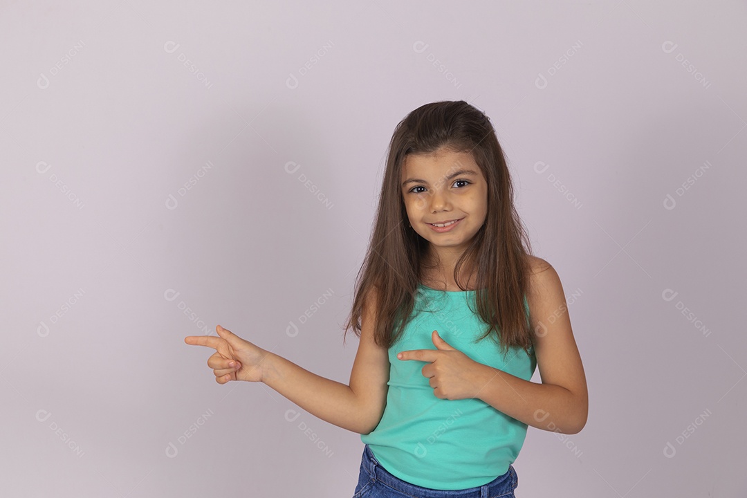 Linda Menina criança garotinha sobre fundo isolado branco