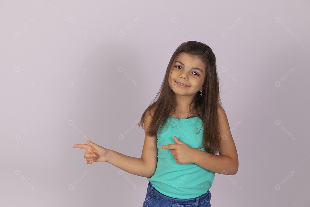 Linda Menina criança garotinha sobre fundo isolado branco