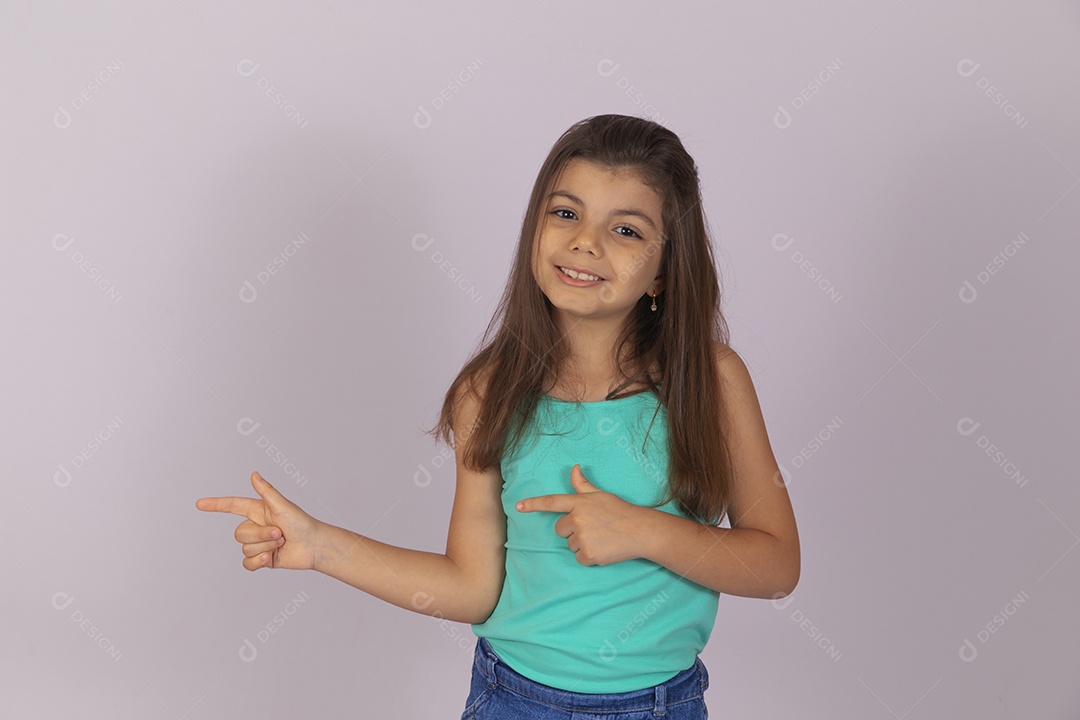 Linda Menina criança garotinha sobre fundo isolado branco