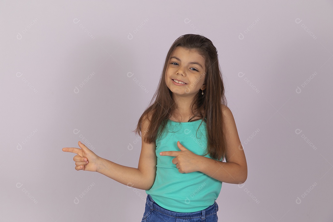 Linda Menina criança garotinha sobre fundo isolado branco