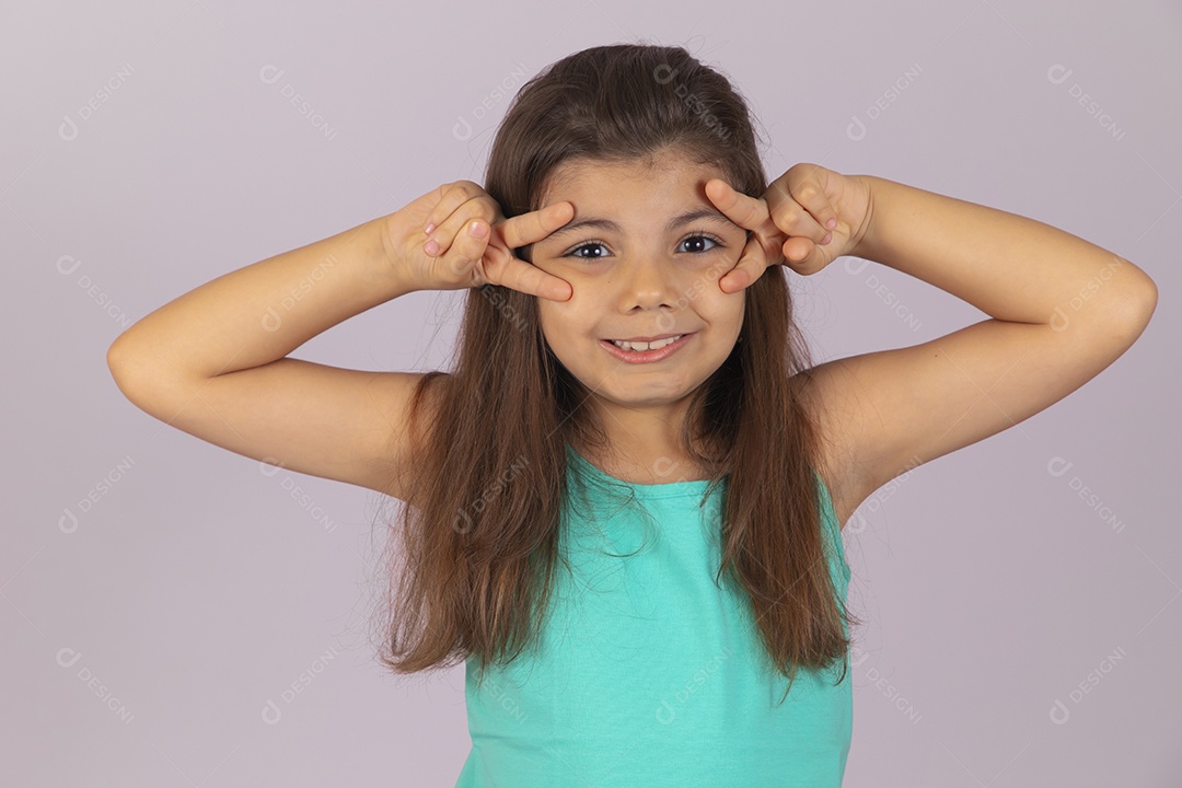Linda Menina criança garotinha sobre fundo isolado branco