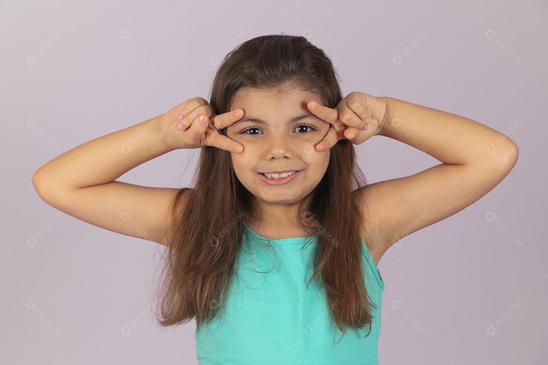 Linda Menina criança garotinha sobre fundo isolado branco