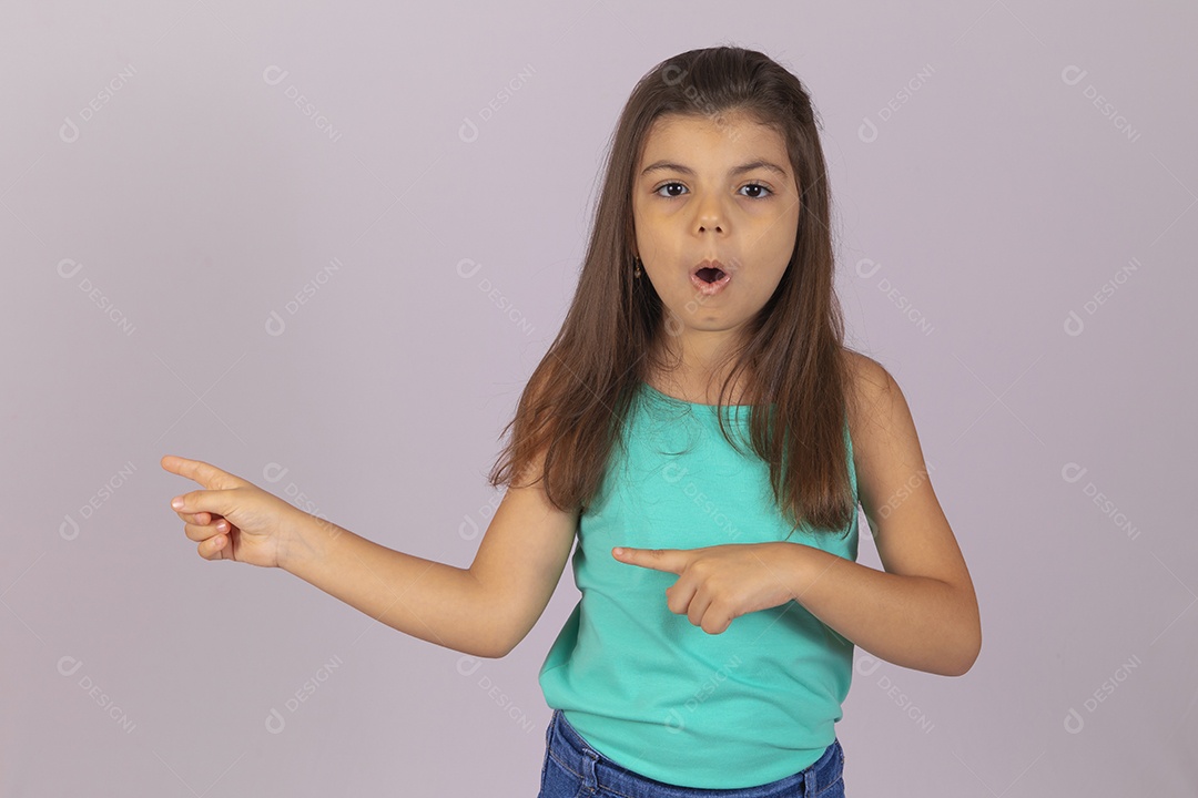 Linda Menina criança garotinha sobre fundo isolado branco