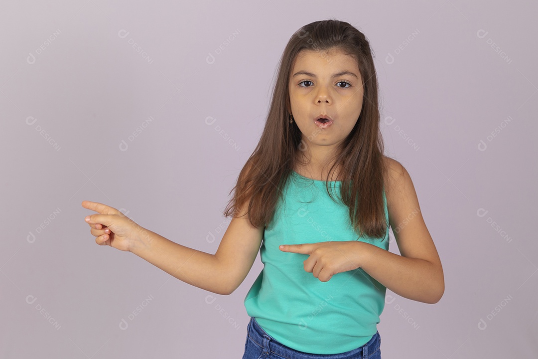 Linda Menina criança garotinha sobre fundo isolado branco