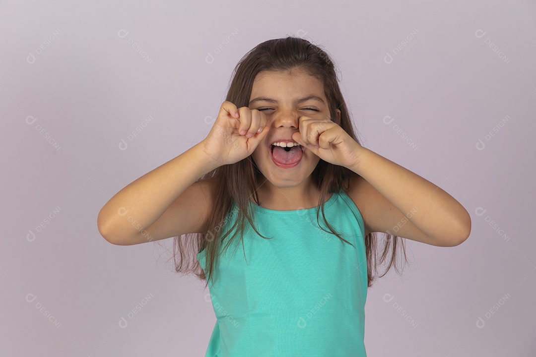 Linda Menina criança garotinha sobre fundo isolado branco