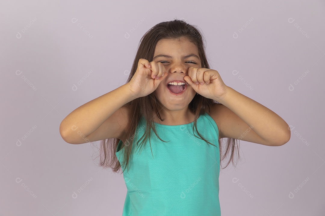 Linda Menina criança garotinha sobre fundo isolado branco