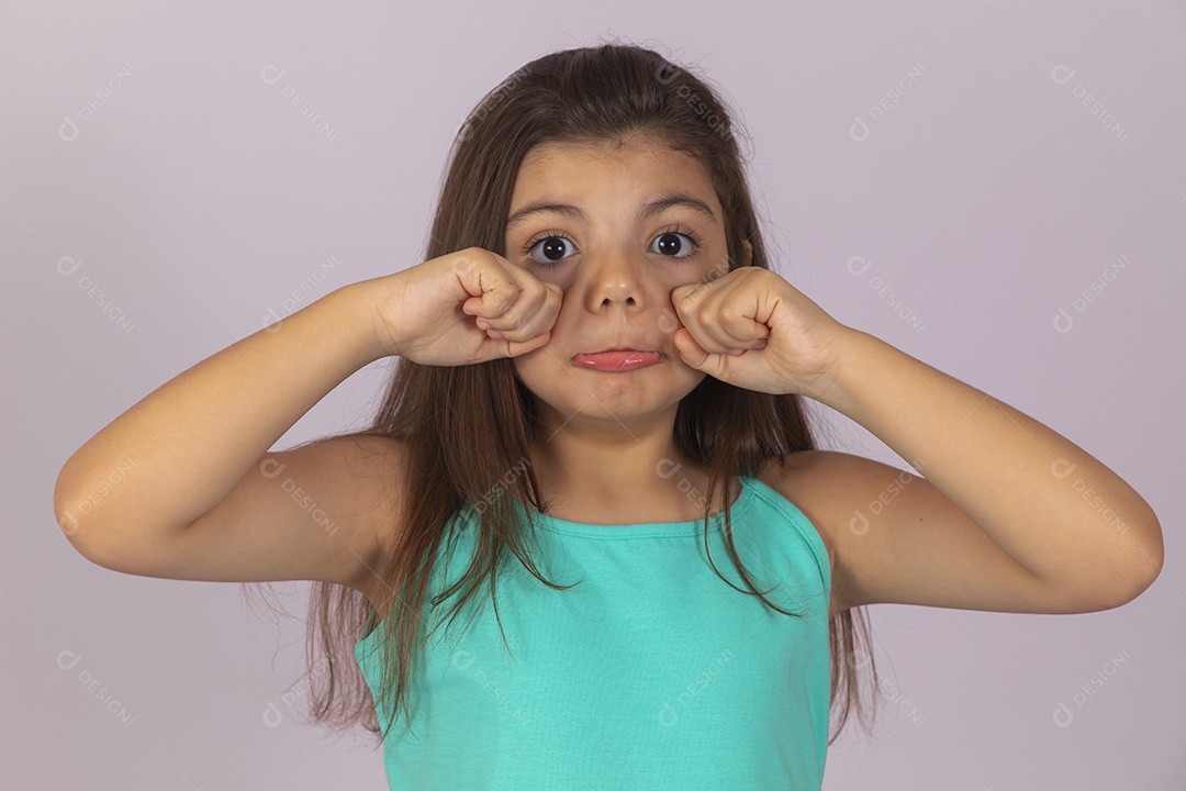 Linda Menina criança garotinha sobre fundo isolado branco