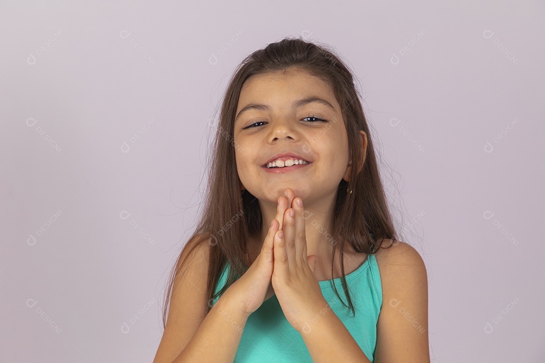 Linda Menina criança garotinha sobre fundo isolado branco