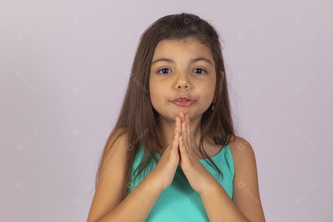 Linda Menina criança garotinha sobre fundo isolado branco