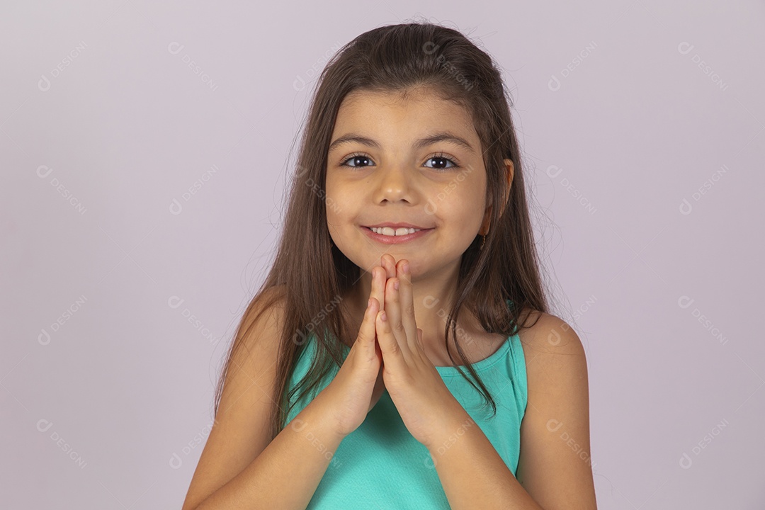 Linda Menina criança garotinha sobre fundo isolado branco