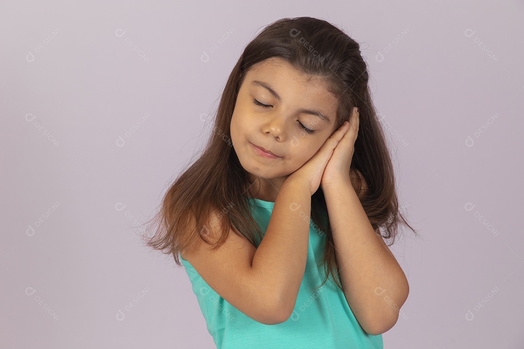 Linda Menina criança garotinha sobre fundo isolado branco