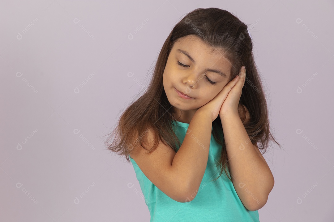 Linda Menina criança garotinha sobre fundo isolado branco