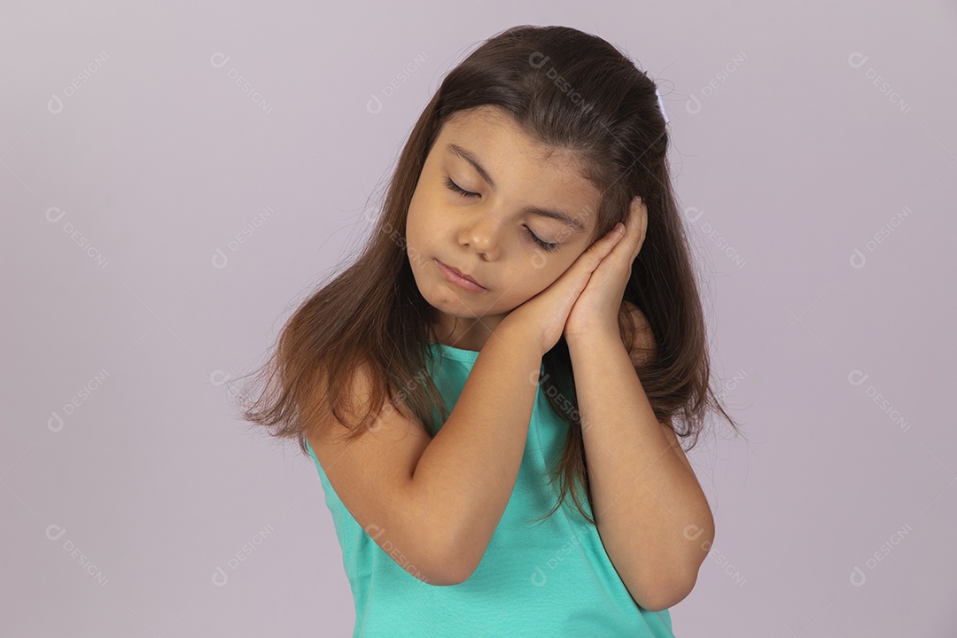 Linda Menina criança garotinha sobre fundo isolado branco