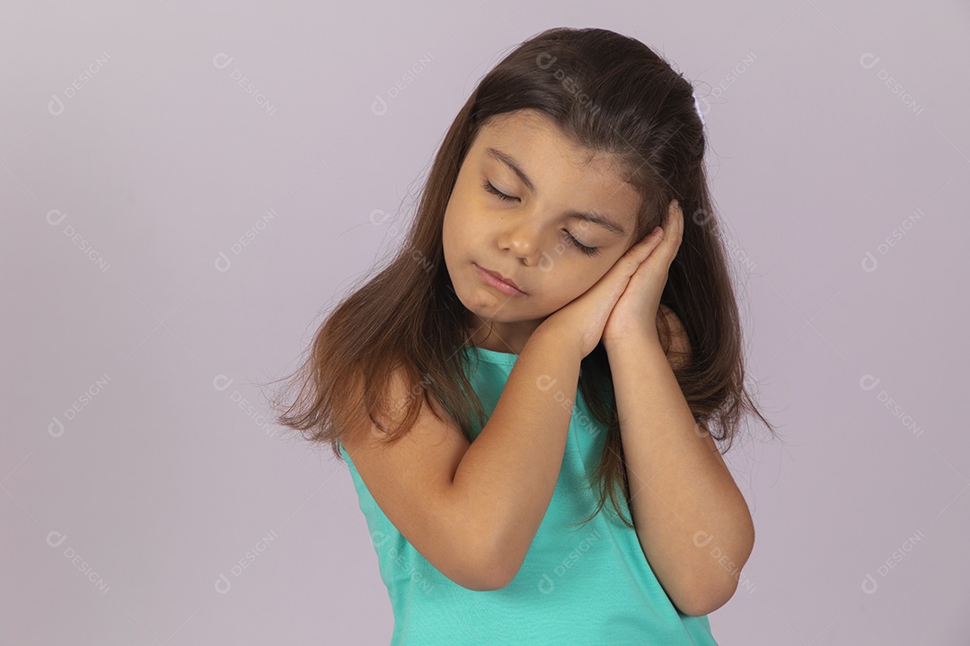 Linda Menina criança garotinha sobre fundo isolado branco