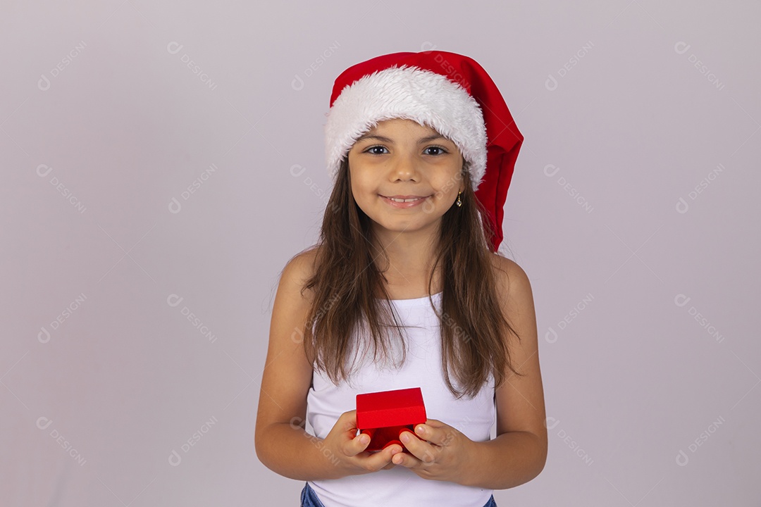 Menina criança usando chapéu Papai Noel natal fundo isolado branco