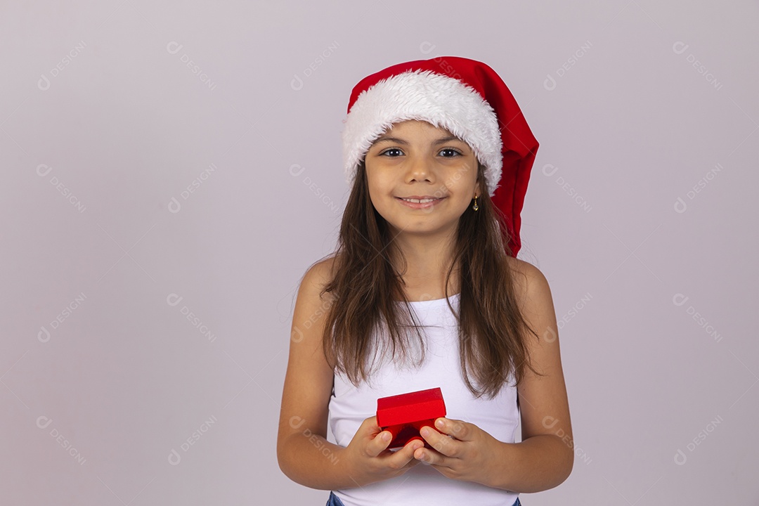 Menina criança usando chapéu Papai Noel natal fundo isolado branco