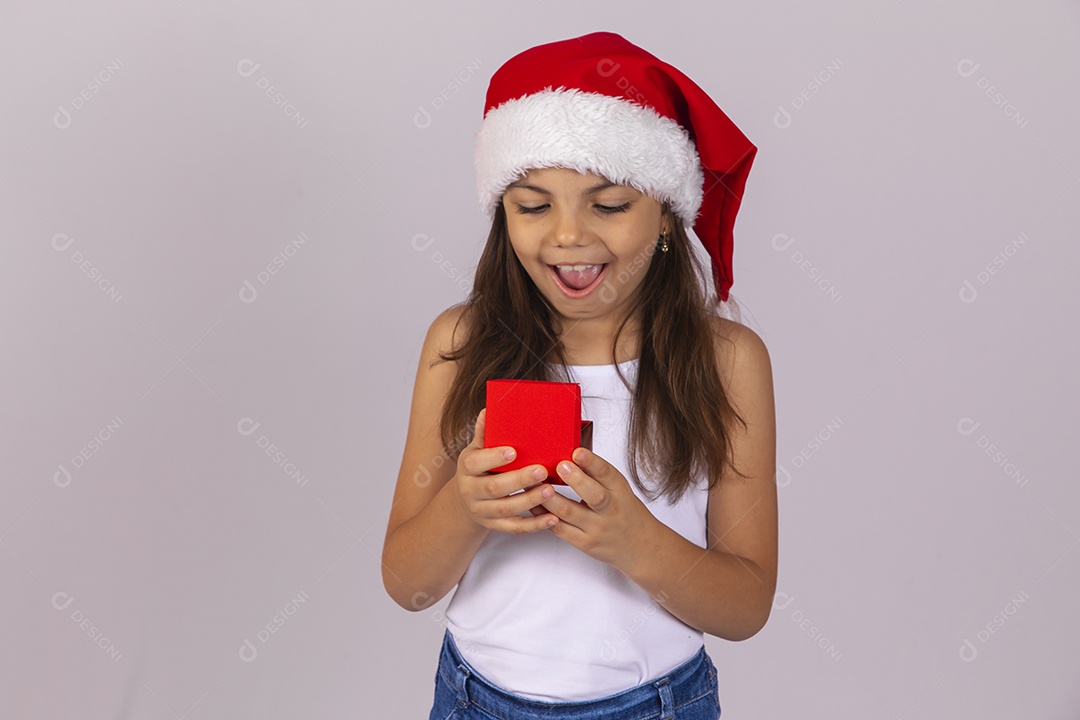 Menina criança usando chapéu Papai Noel natal fundo isolado branco