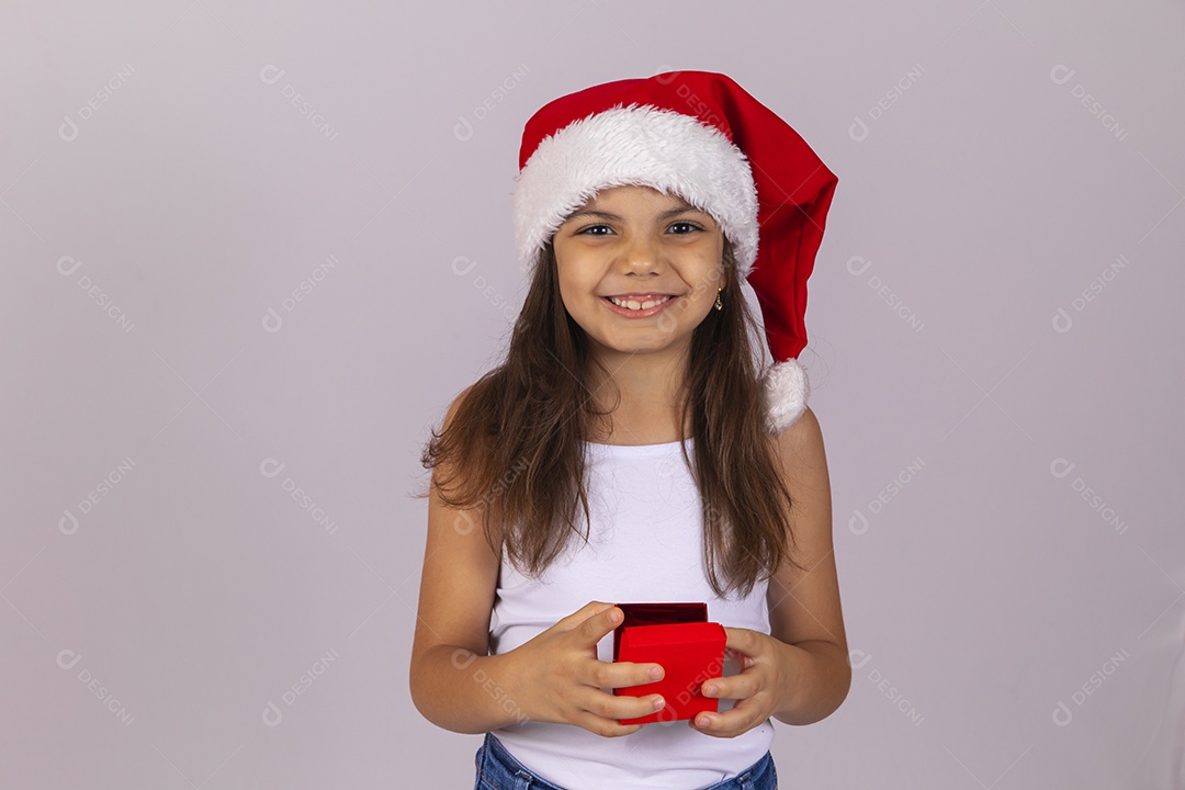 Menina criança usando chapéu Papai Noel natal fundo isolado branco