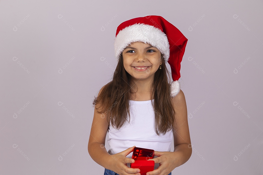 Menina criança usando chapéu Papai Noel natal fundo isolado branco