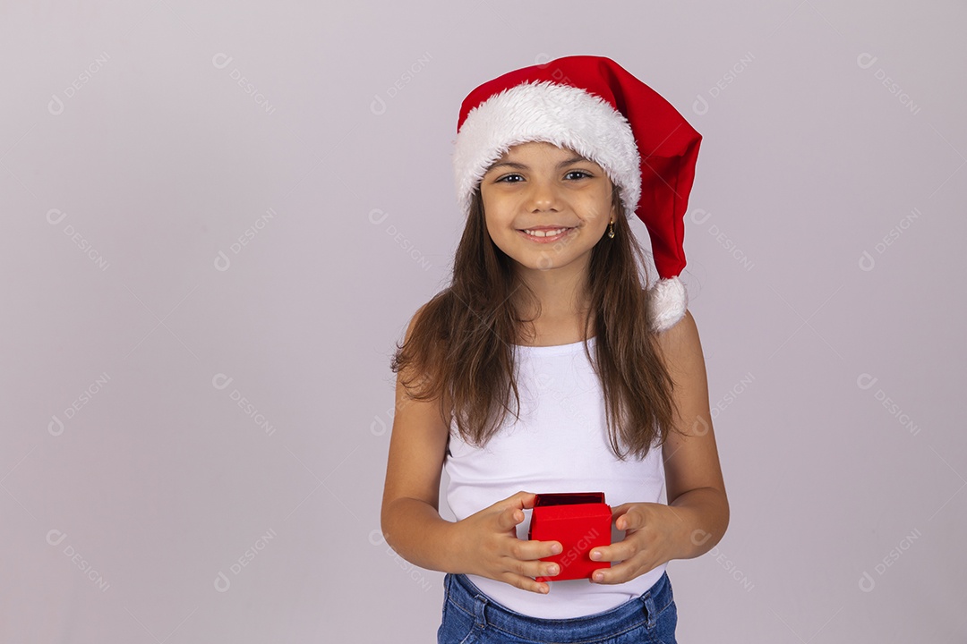Menina criança usando chapéu Papai Noel natal fundo isolado branco
