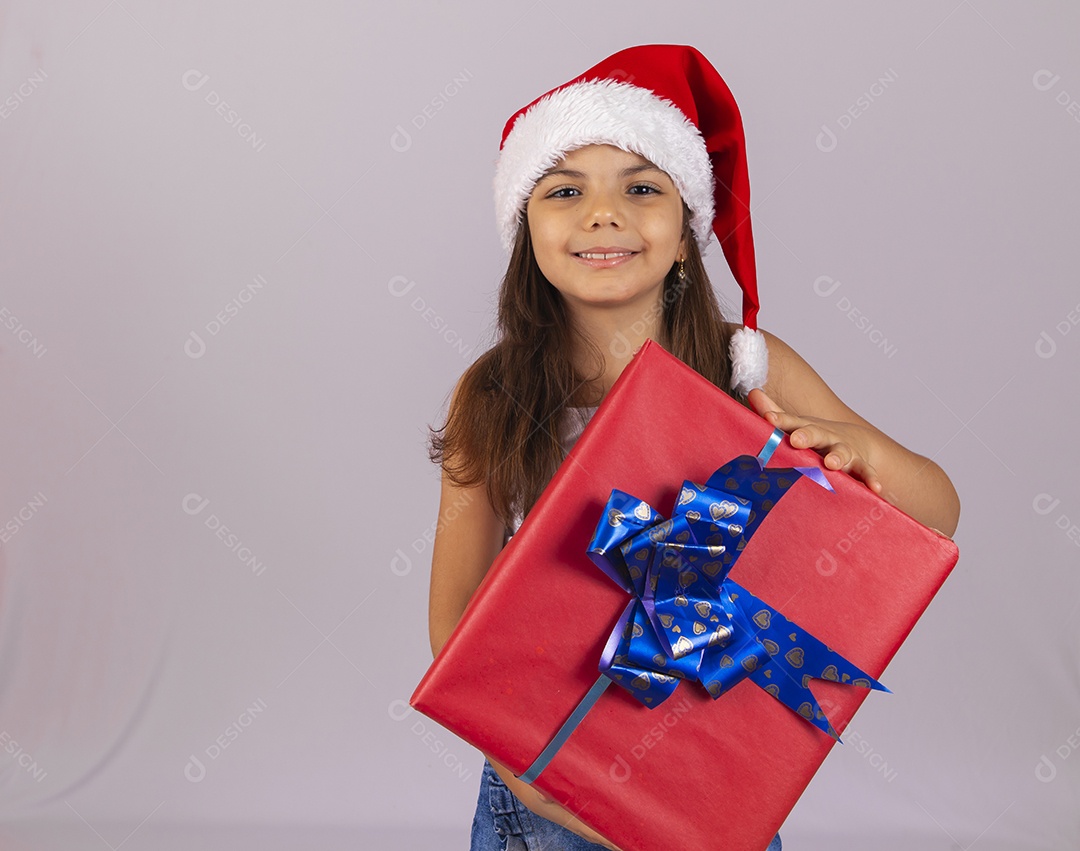 Menina criança usando chapéu Papai Noel natal fundo isolado branco