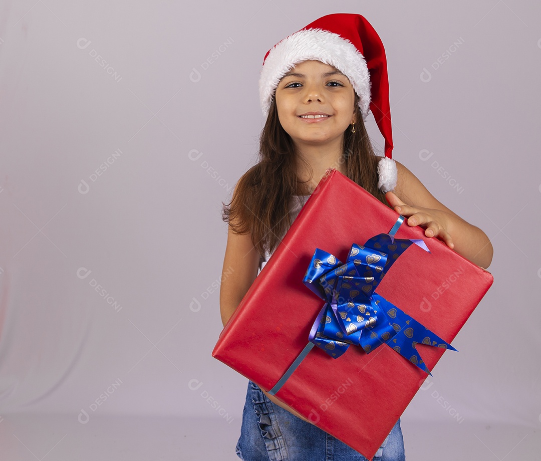 Menina criança usando chapéu Papai Noel natal fundo isolado branco