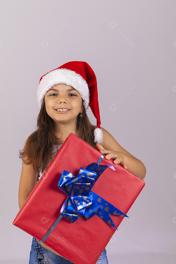 Menina criança usando chapéu Papai Noel natal fundo isolado branco