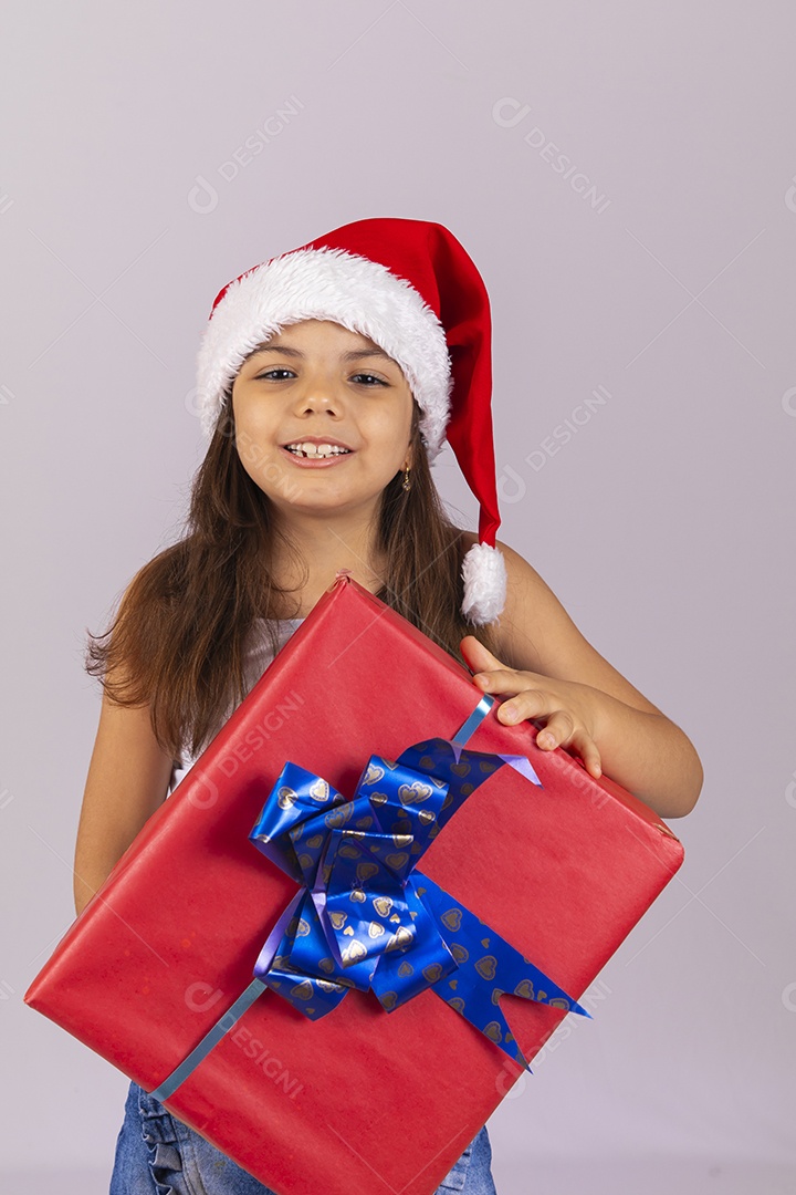 Menina criança usando chapéu Papai Noel natal fundo isolado branco