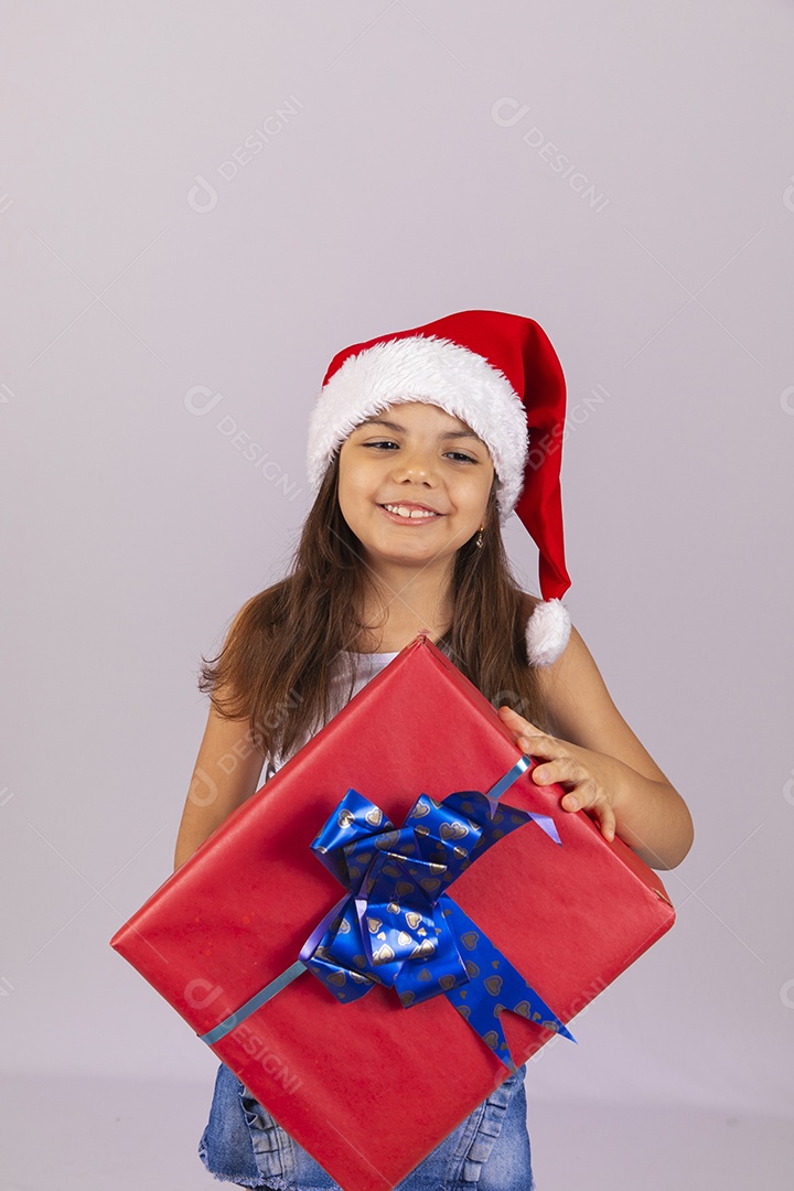 Menina criança usando chapéu Papai Noel natal fundo isolado branco