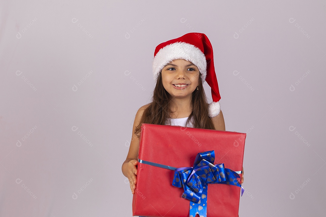 Menina criança usando chapéu Papai Noel natal fundo isolado branco