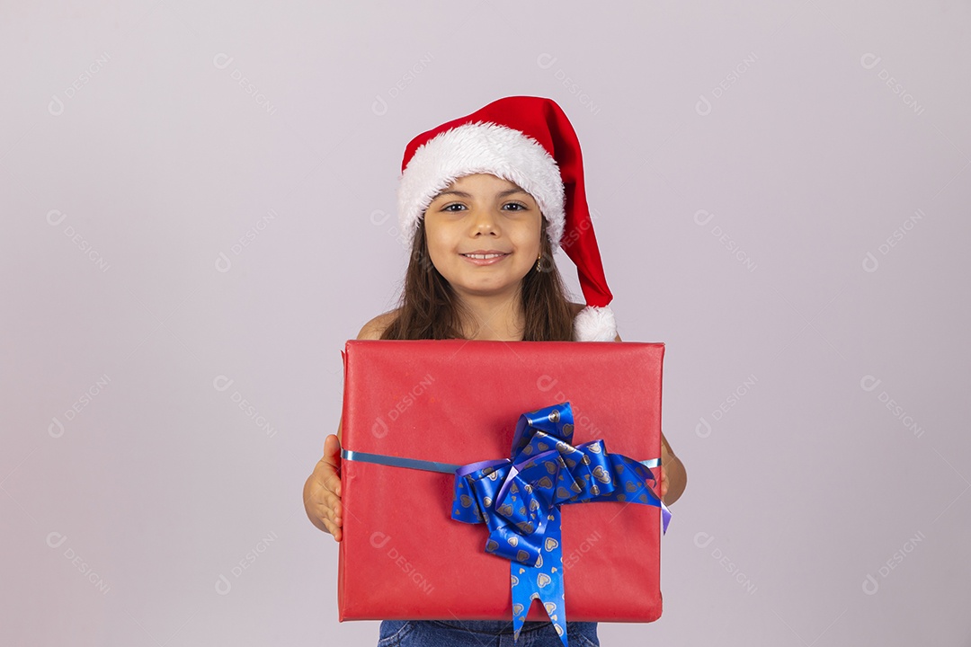 Menina criança usando chapéu Papai Noel natal fundo isolado branco