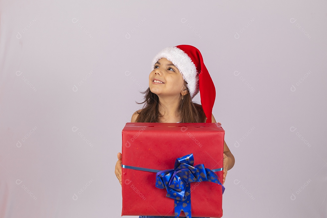 Menina criança usando chapéu Papai Noel natal fundo isolado branco