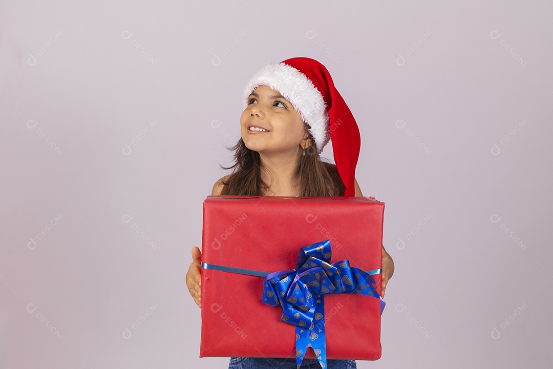 Menina criança usando chapéu Papai Noel natal fundo isolado branco