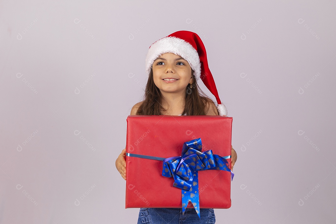Menina criança usando chapéu Papai Noel natal fundo isolado branco