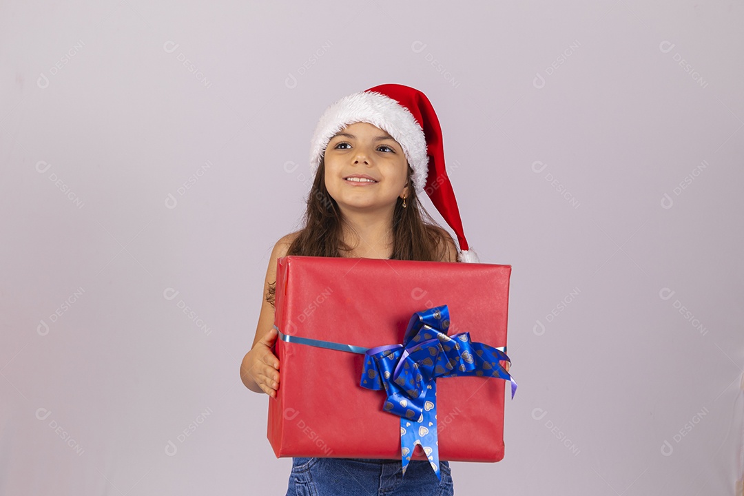 Menina criança usando chapéu Papai Noel natal fundo isolado branco