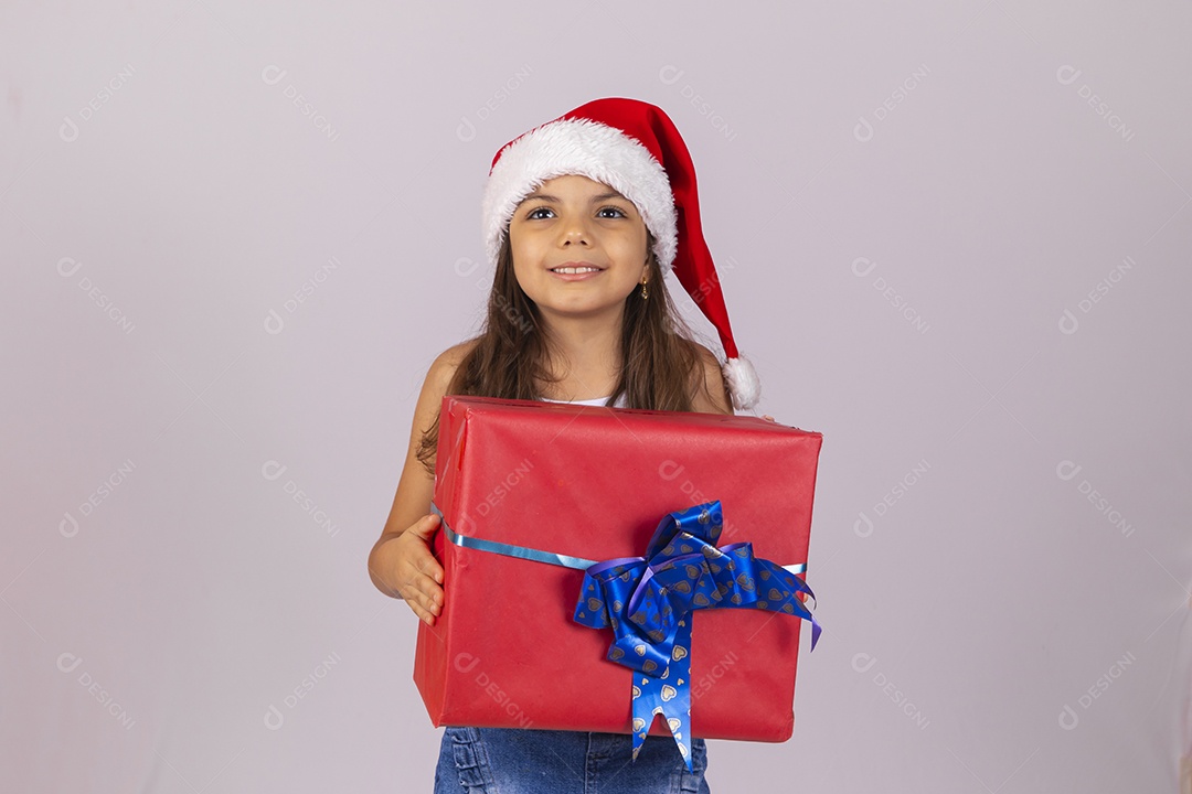 Menina criança usando chapéu Papai Noel natal fundo isolado branco