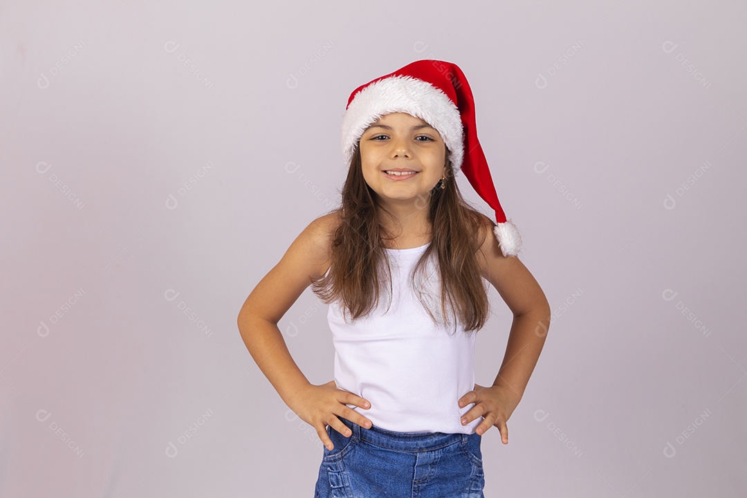 Menina criança usando chapéu Papai Noel natal fundo isolado branco