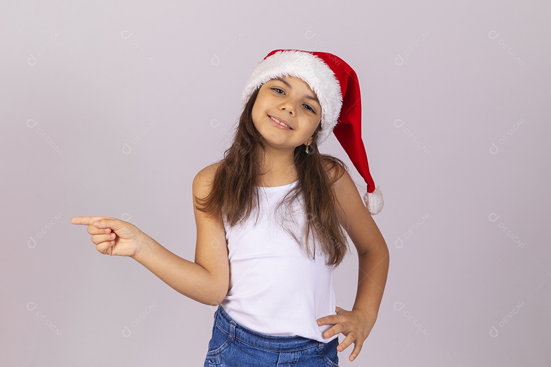 Menina criança usando chapéu Papai Noel natal fundo isolado branco